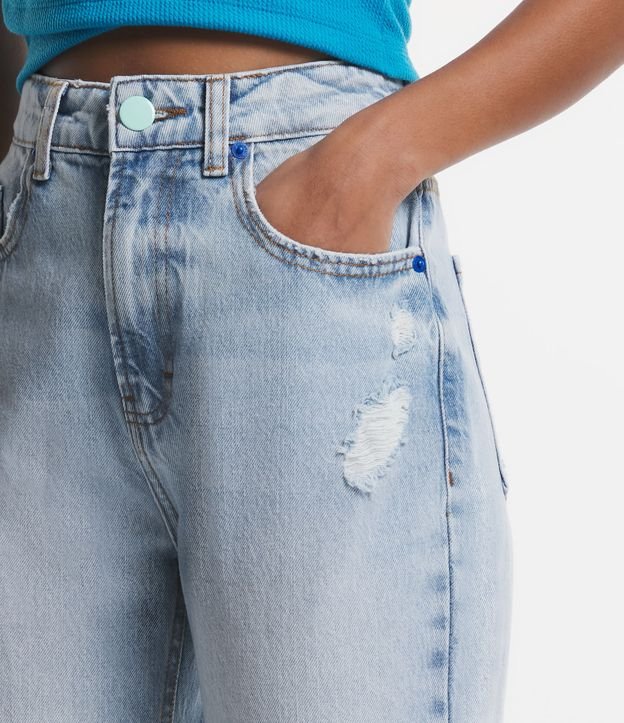 Calça Mom Jeans com Respingos e Puídos Azul 4