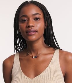 Colar Curto com Corrente Delicada e Pingentes de Cascalho