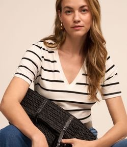 Camiseta Meia Malha com Decote V e Listras