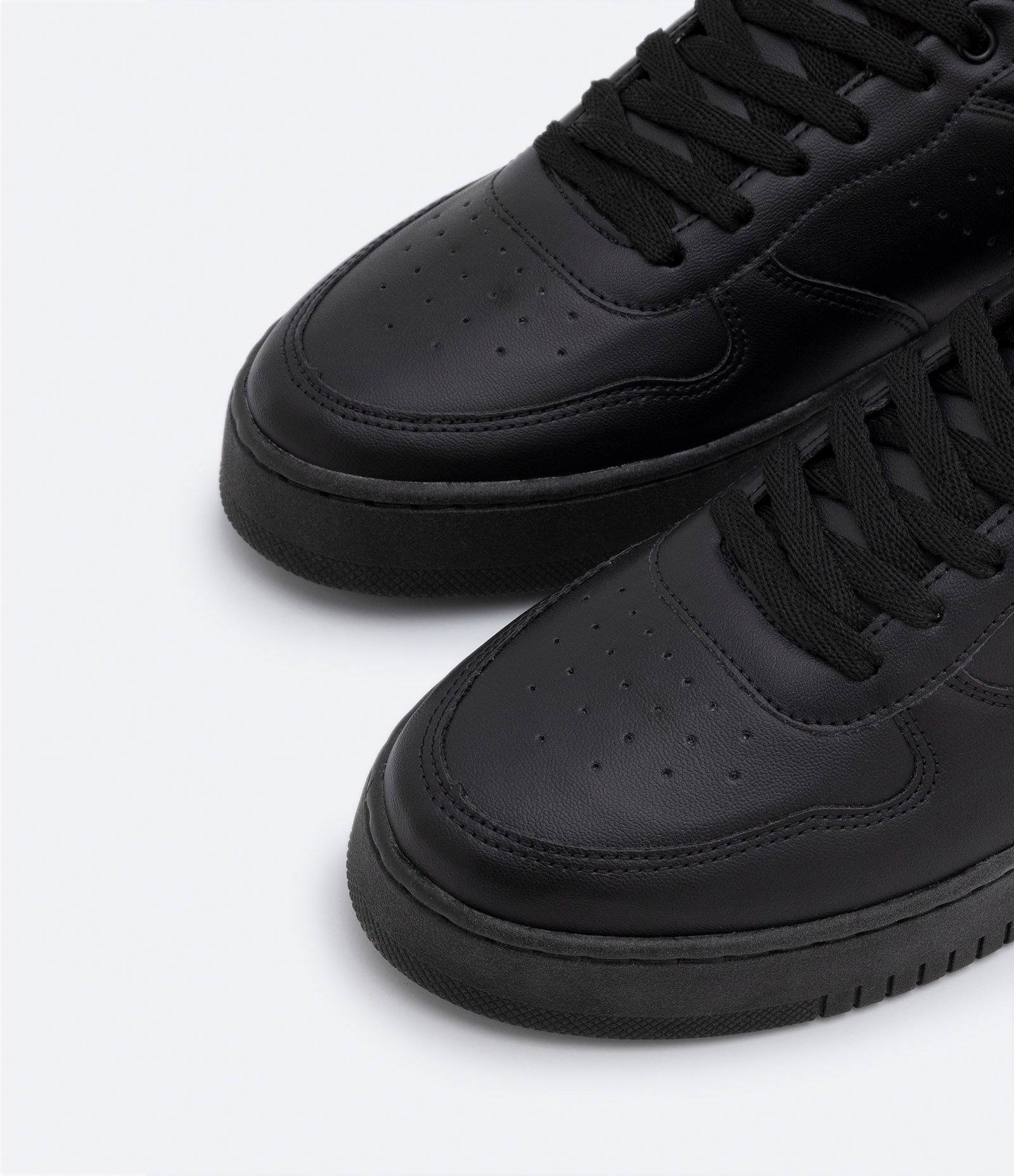 Tênis Street em Material Sintético com Cadarço e Recortes 2