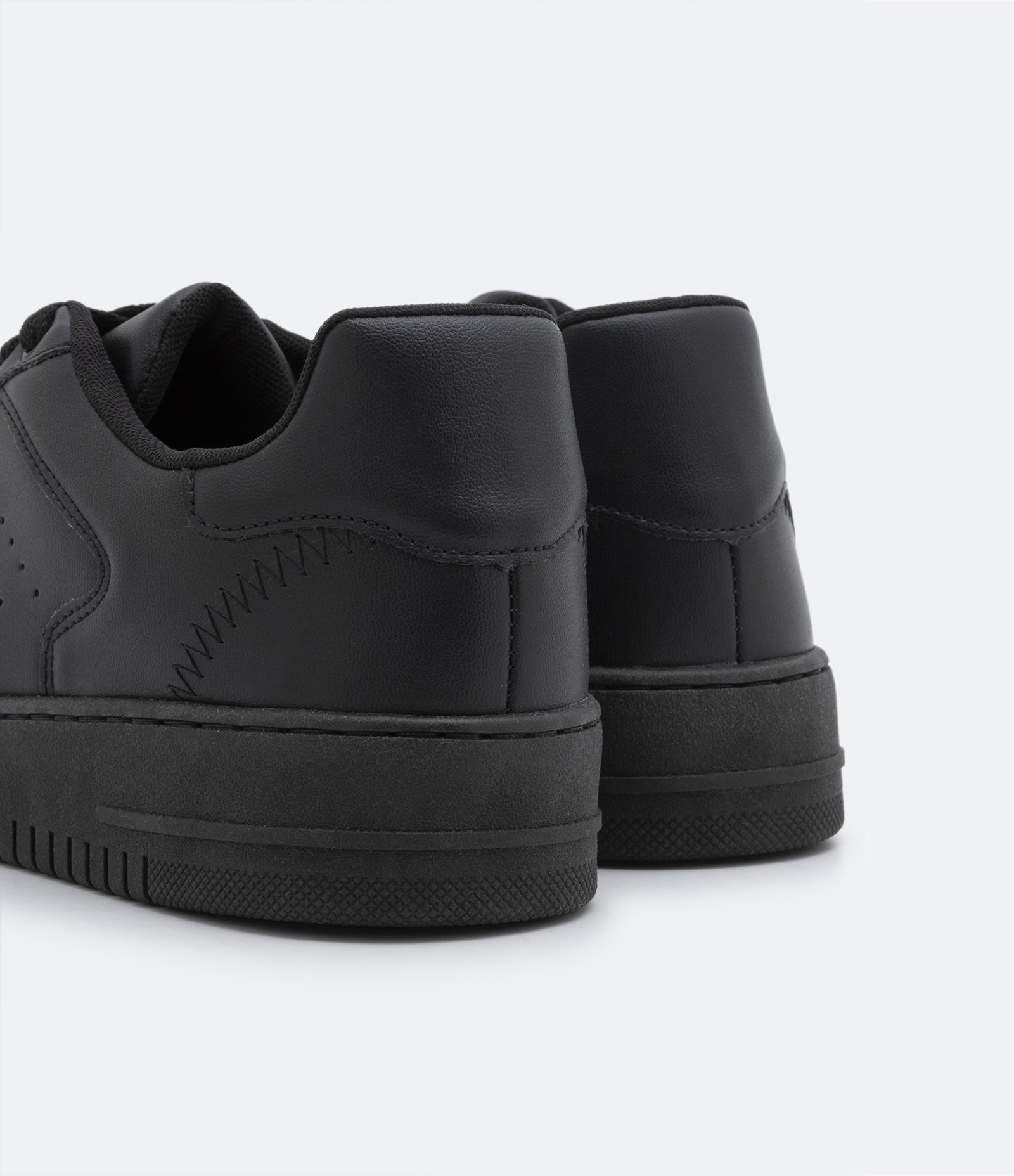 Tênis Street em Material Sintético com Cadarço e Recortes 3