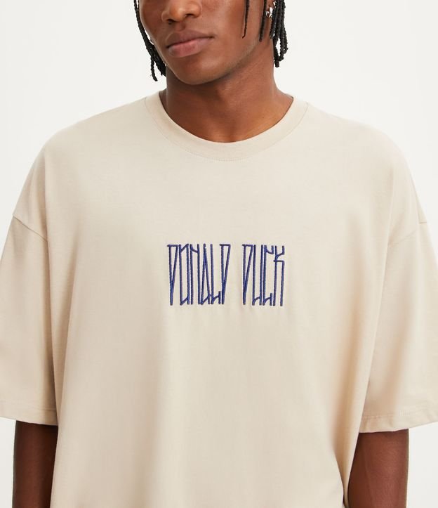 Remera Oversized en Media Malla con Bordado Pato Donald Beige 4