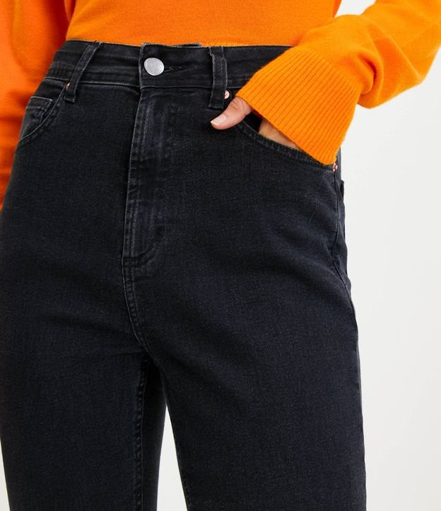 Calça Mom Jeans com Barra Destacada Preto 4