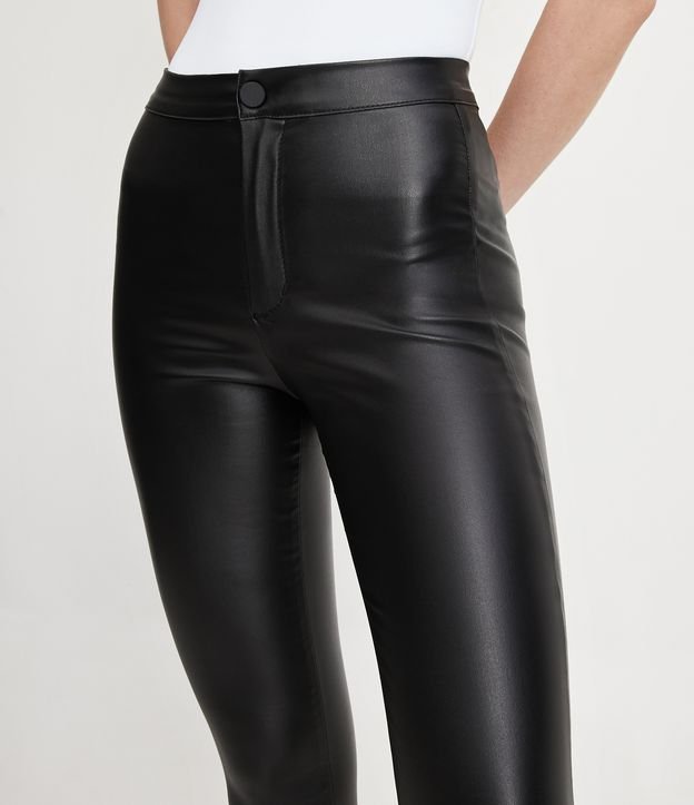 Calça Skinny em Sarja Resinada com Cintura Média Preto 4