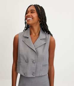 Colete Curtinho em Tecido Crepe com Botões Forrados