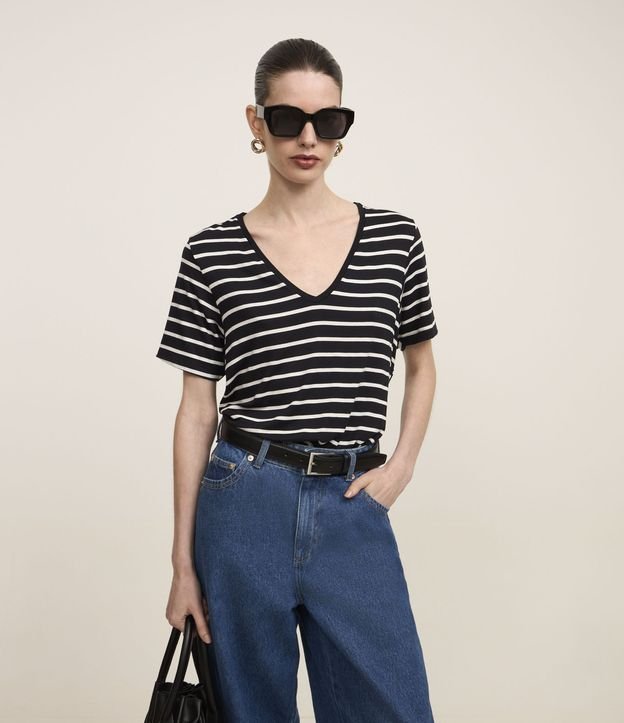 Camiseta em Meia Malha Listradas com Decote V