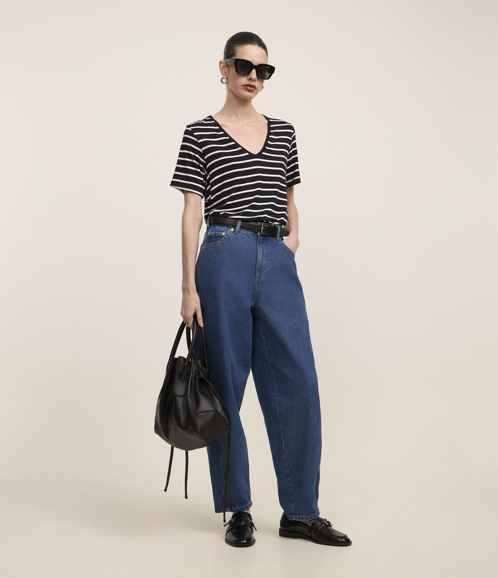 Blusa Listrada em Viscose com Decote V Preto 2