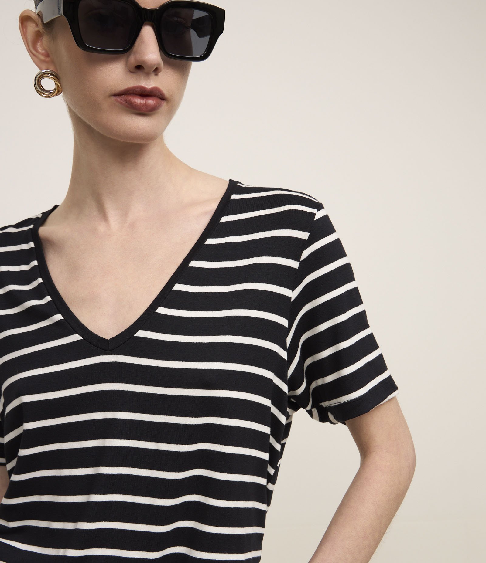 Blusa Listrada em Viscose com Decote V Preto 3