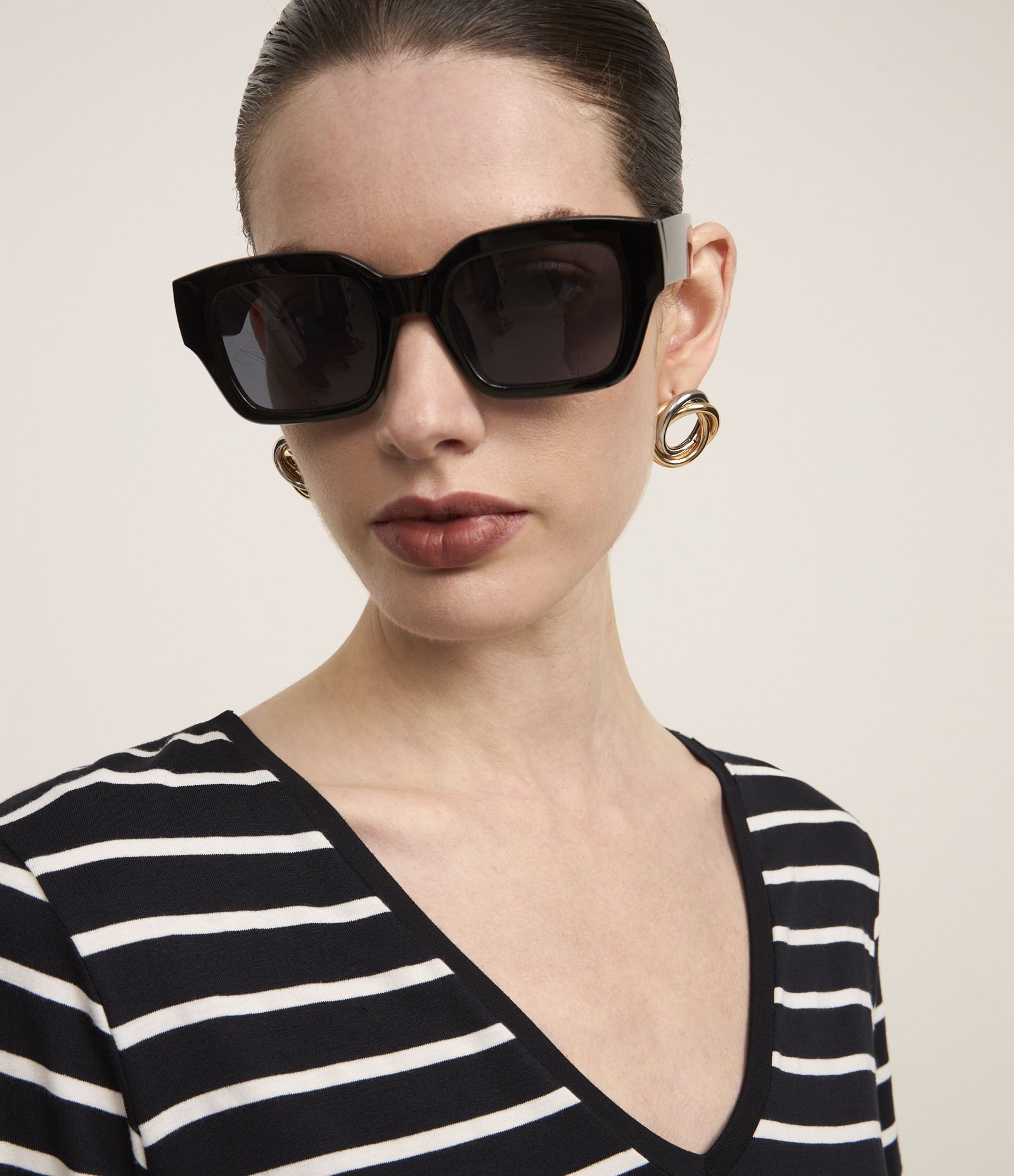 Blusa Listrada em Viscose com Decote V Preto 4