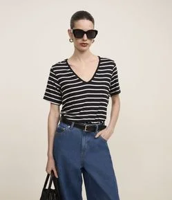 Blusa Listrada em Viscose com Decote V