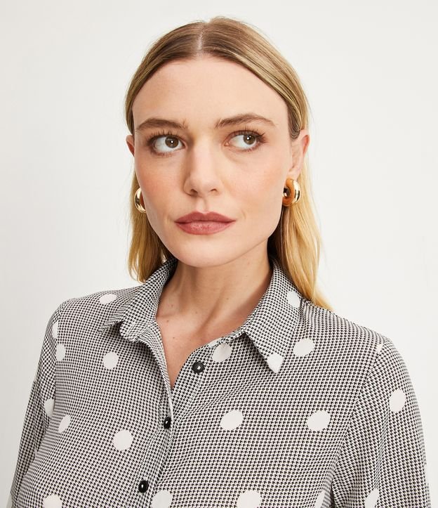 Camisa en Crepé de Lunares con Fondo Pied de Poule Negro 4