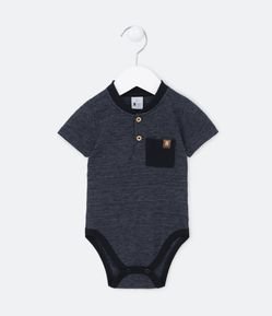 Body Infantil com Listrinhas e Bolsinho Contrastante - Tam 0 a 18 meses