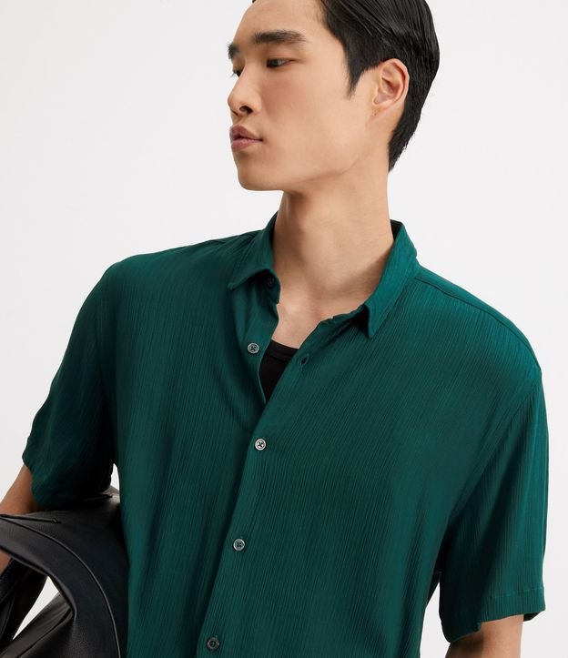 Camisa en Viscosa con Textura y Manga Corta Verde 3