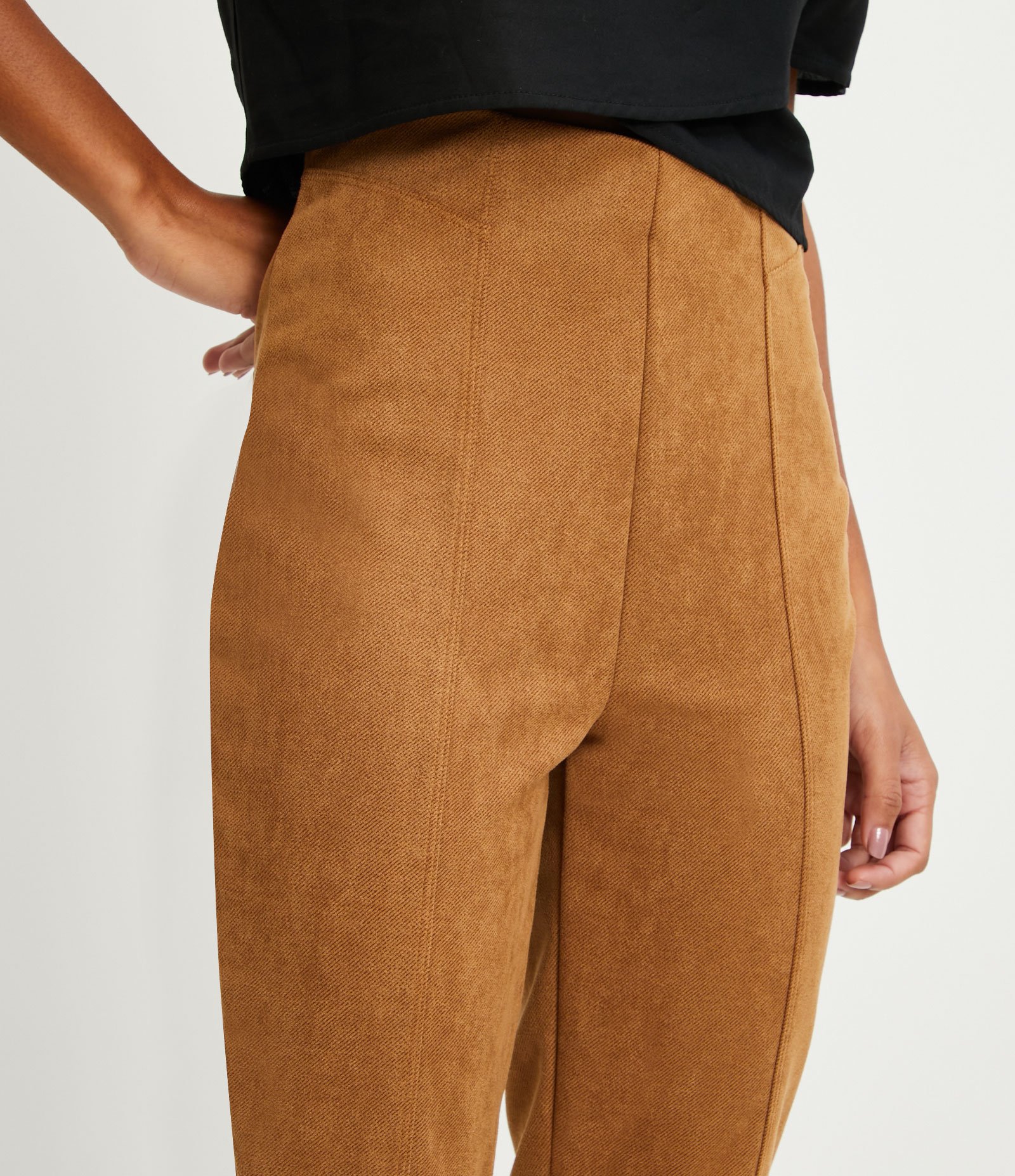 Calça Legging em Material Sintético com Frisos Bege 4