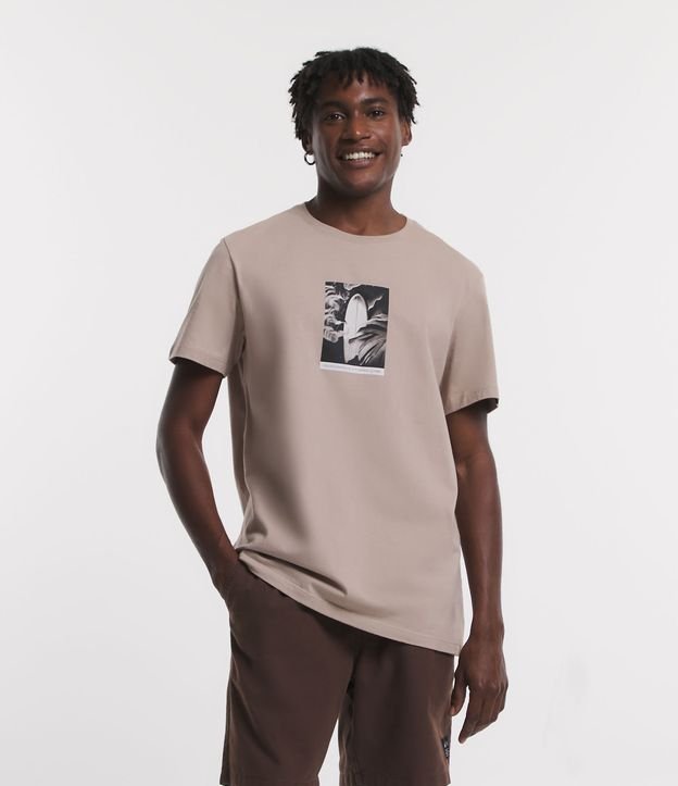 Camiseta Comfort em Meia Malha com Estampa de Prancha e Folhagens - Cor: Marrom Claro - Tamanho: M