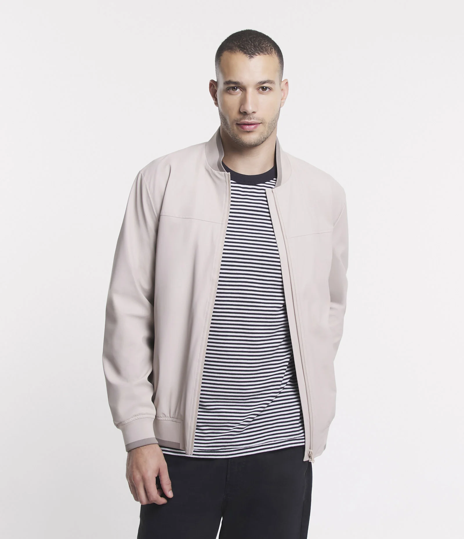 Jaqueta Bomber em Material Emborrachado e Gola Altinha Off White 1