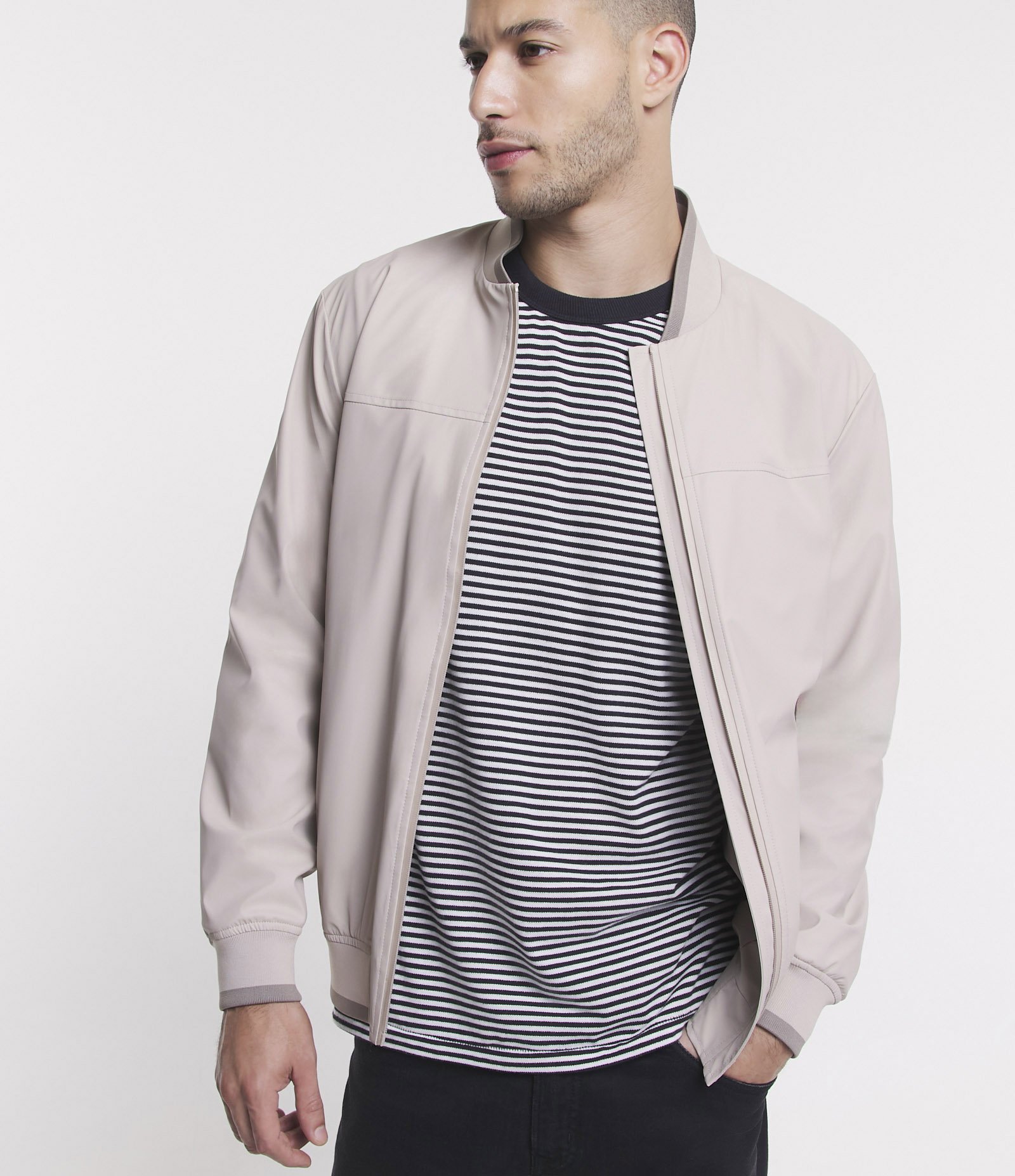 Jaqueta Bomber em Material Emborrachado e Gola Altinha Off White 4