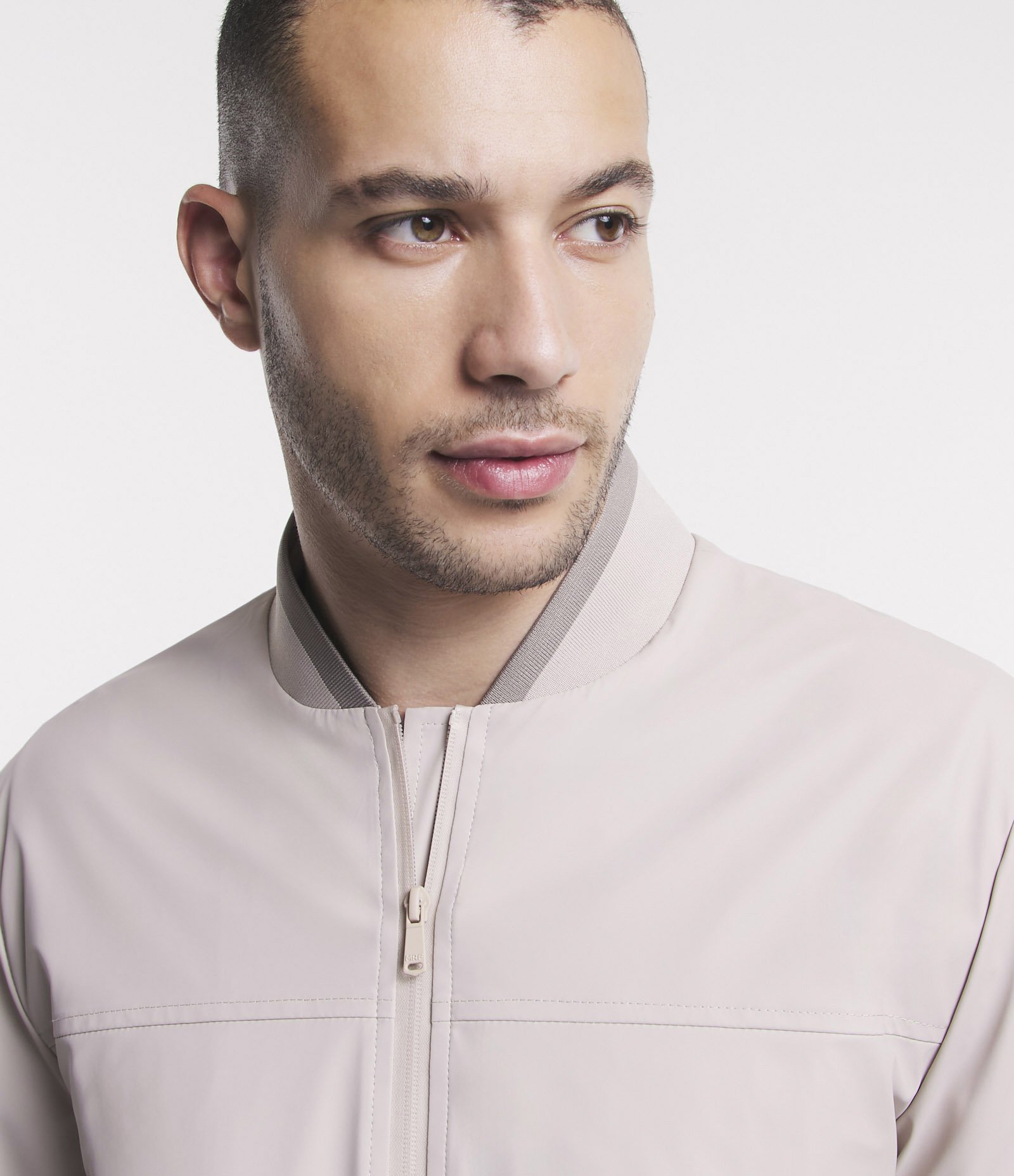 Jaqueta Bomber em Material Emborrachado e Gola Altinha Off White 5