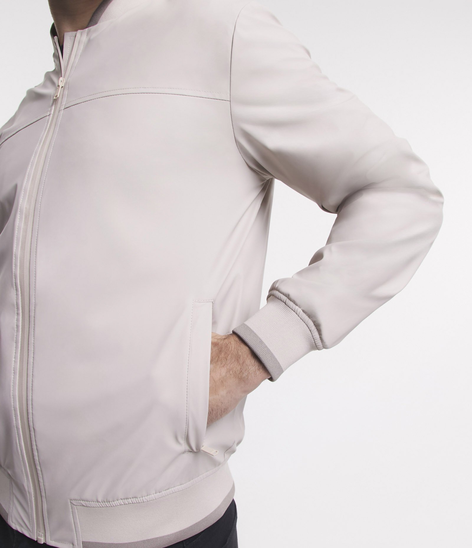 Jaqueta Bomber em Material Emborrachado e Gola Altinha Off White 6