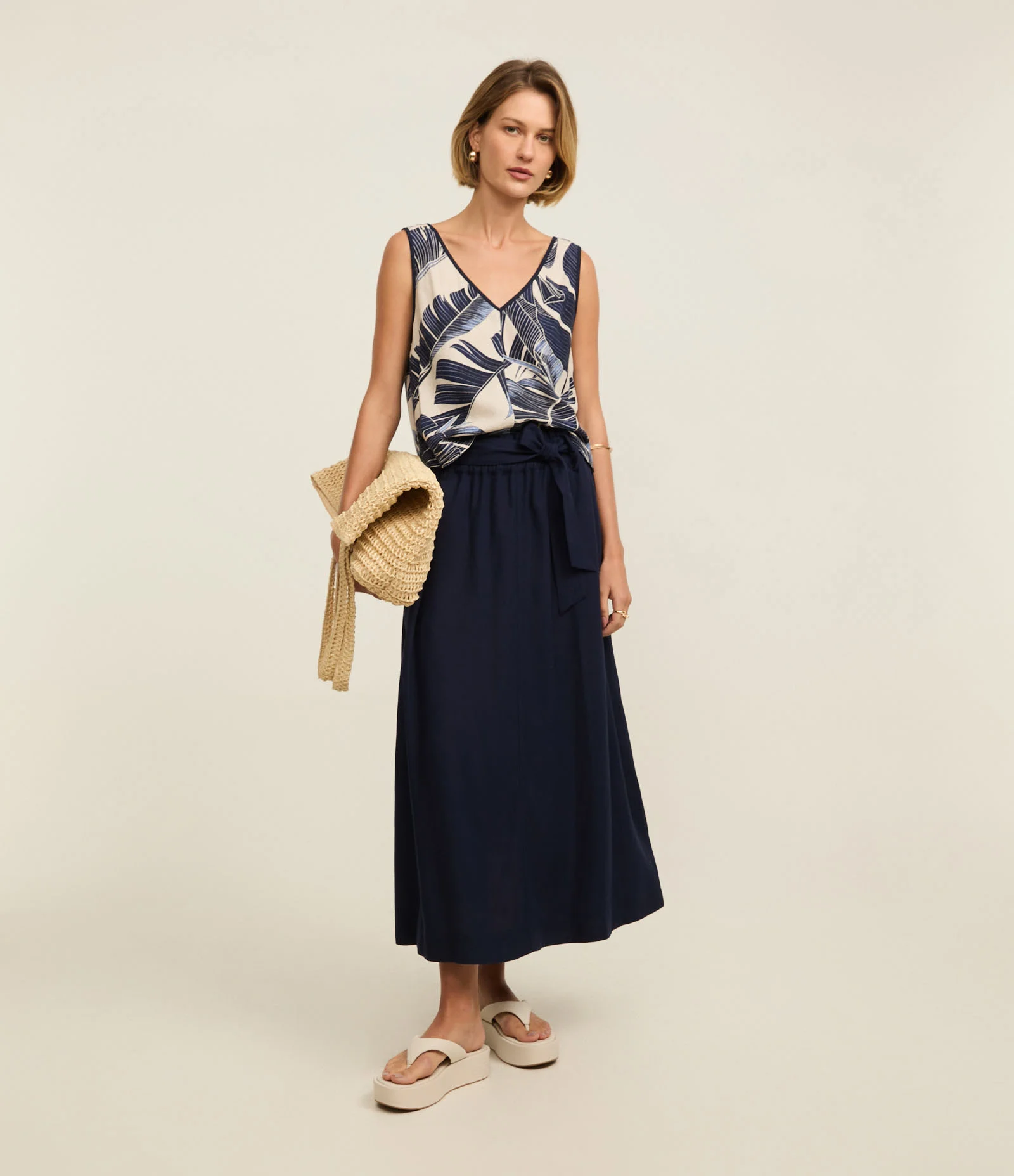 Saia Midi Clochard em Viscolinho com Cinto Faixa Azul Marinho 1