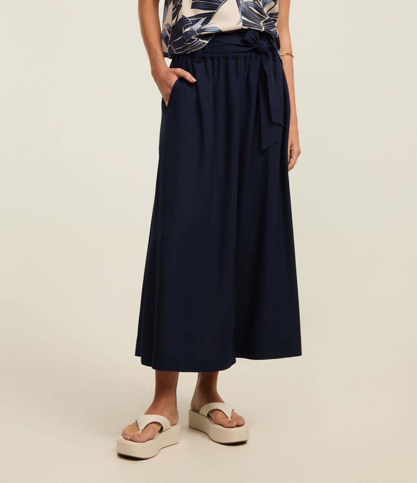 Saia Midi Clochard em Viscolinho com Cinto Faixa Azul Marinho 3