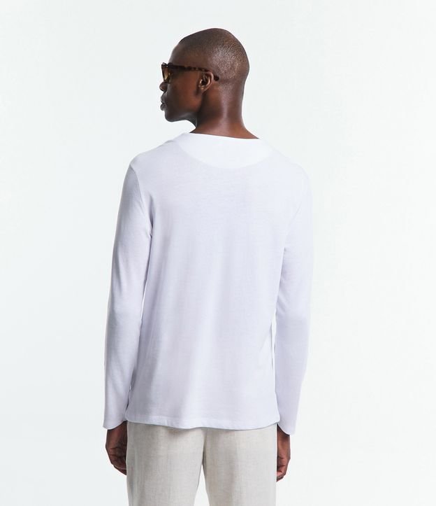 Remera Comfort en Flamé con Cuello V Diferenciado Blanco 5