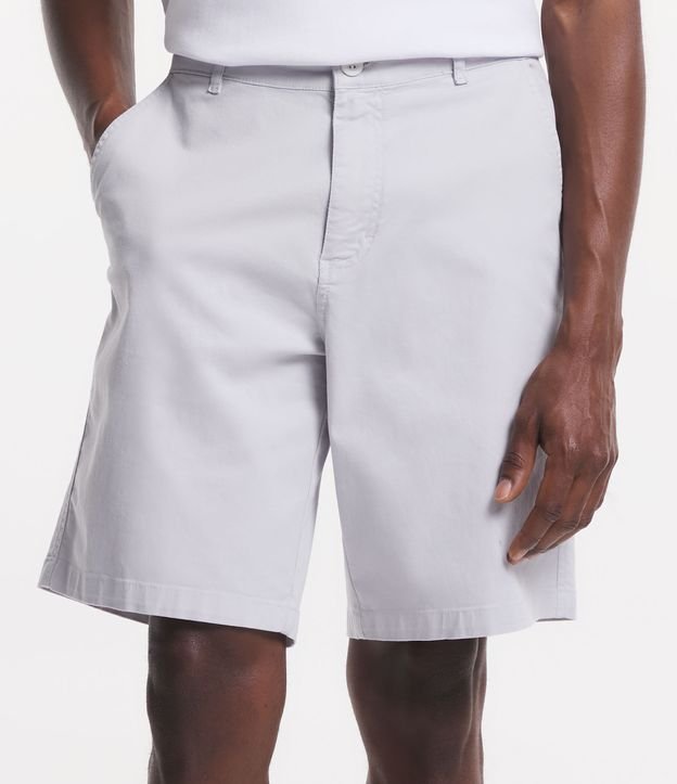 Bermuda em Sarja com Cós Fixo e Bolsos