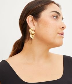 Brinco de Metal em Formato de Leque Torcido