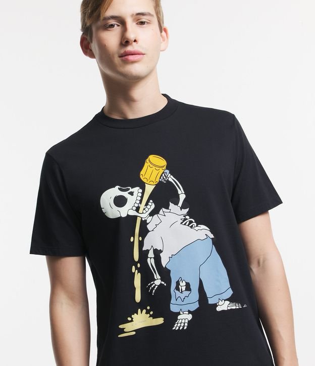 Camiseta Comfort com Estampa Homer Esqueleto Cervejeiro Brilha no Escuro Preto 4