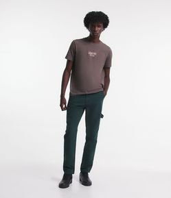 Calça Reta Loose em Sarja com Bolsos Utilitários e Alça Carpenter