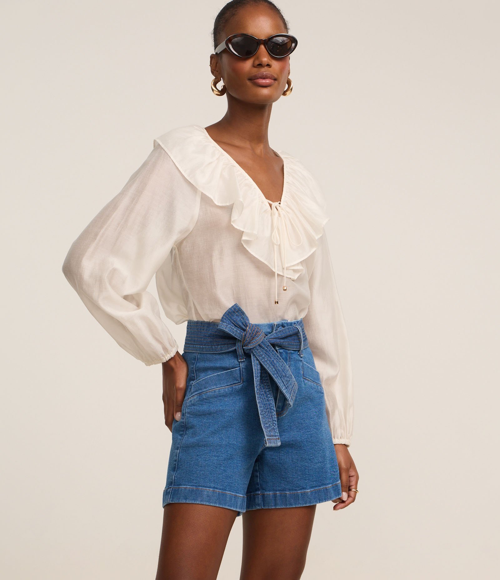 Short Cintura Alta em Jeans com Cinto de Tecido Pespontado Azul 2