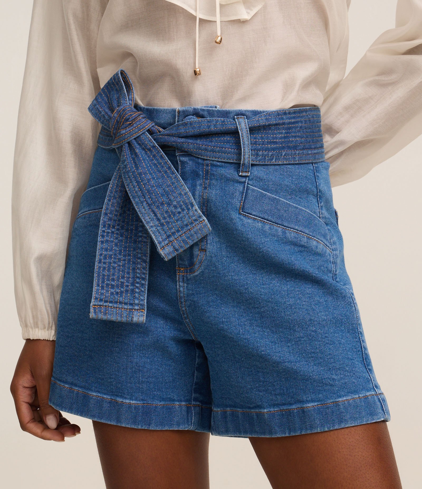 Short Cintura Alta em Jeans com Cinto de Tecido Pespontado Azul 3