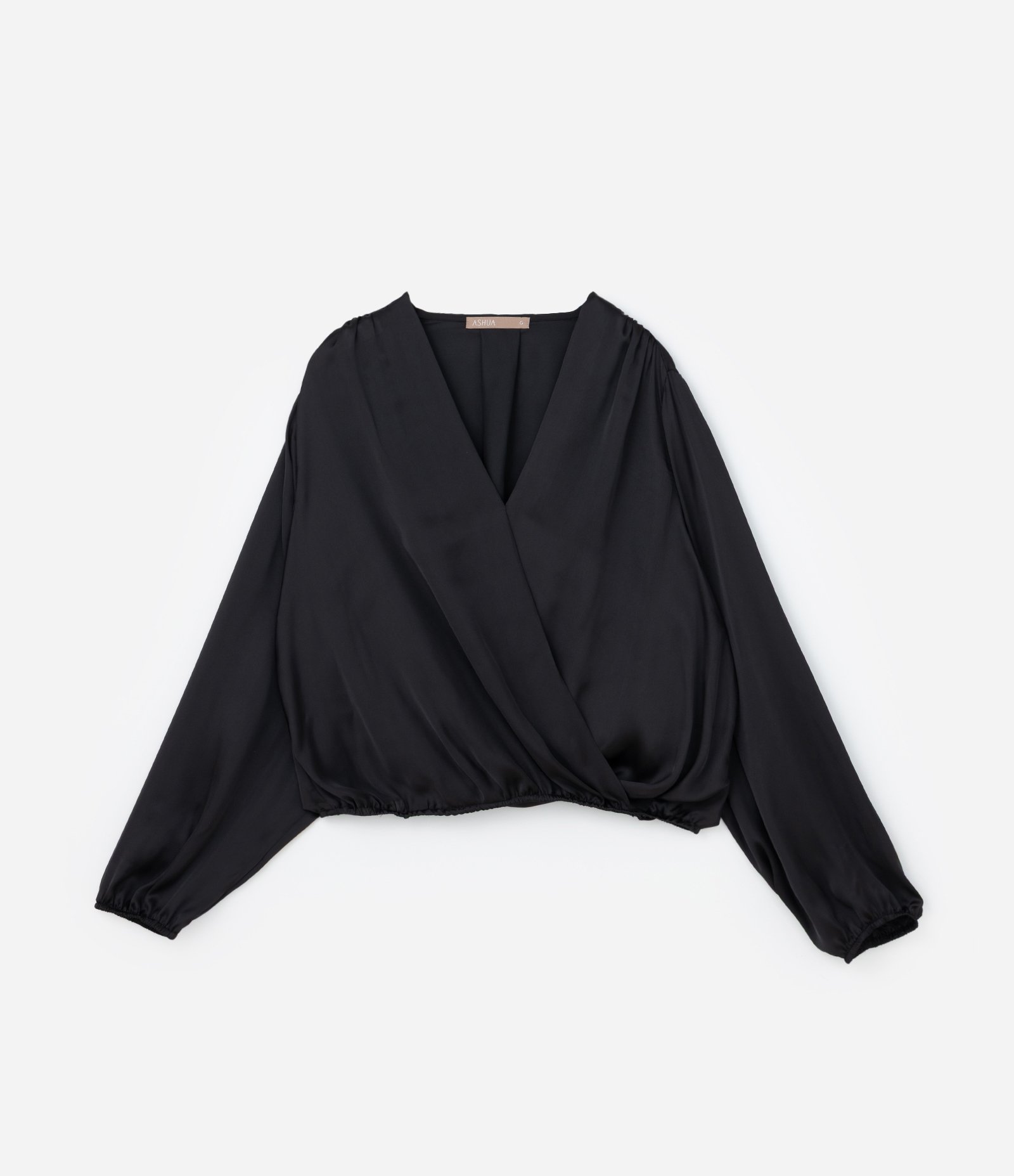 Blusa Acetinada com Transpasse Frontal Curve & Plus Size Preto 5