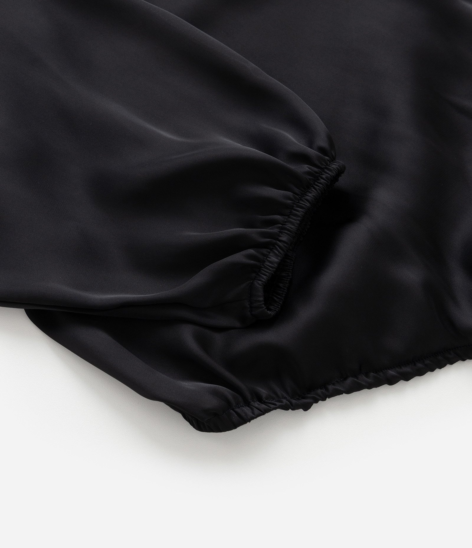 Blusa Acetinada com Transpasse Frontal Curve & Plus Size Preto 8