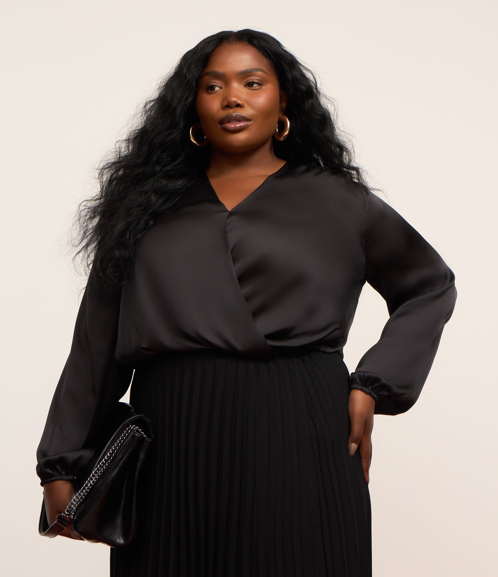 Blusa Acetinada com Transpasse Frontal Curve & Plus Size Preto 2