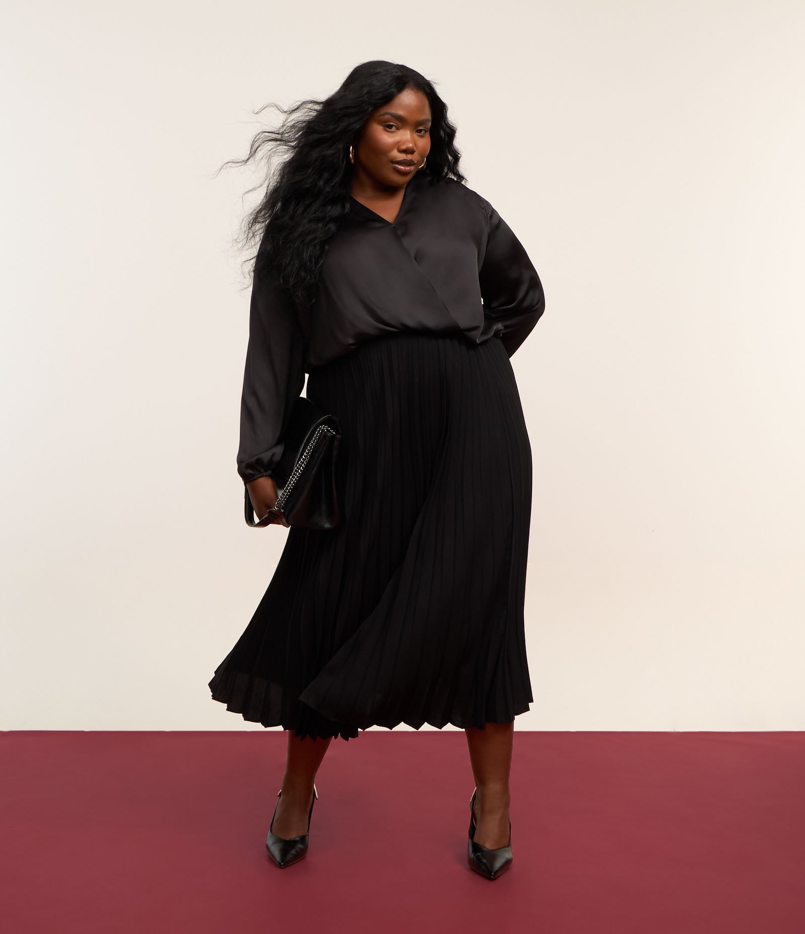 Blusa Acetinada com Transpasse Frontal Curve & Plus Size Preto 3