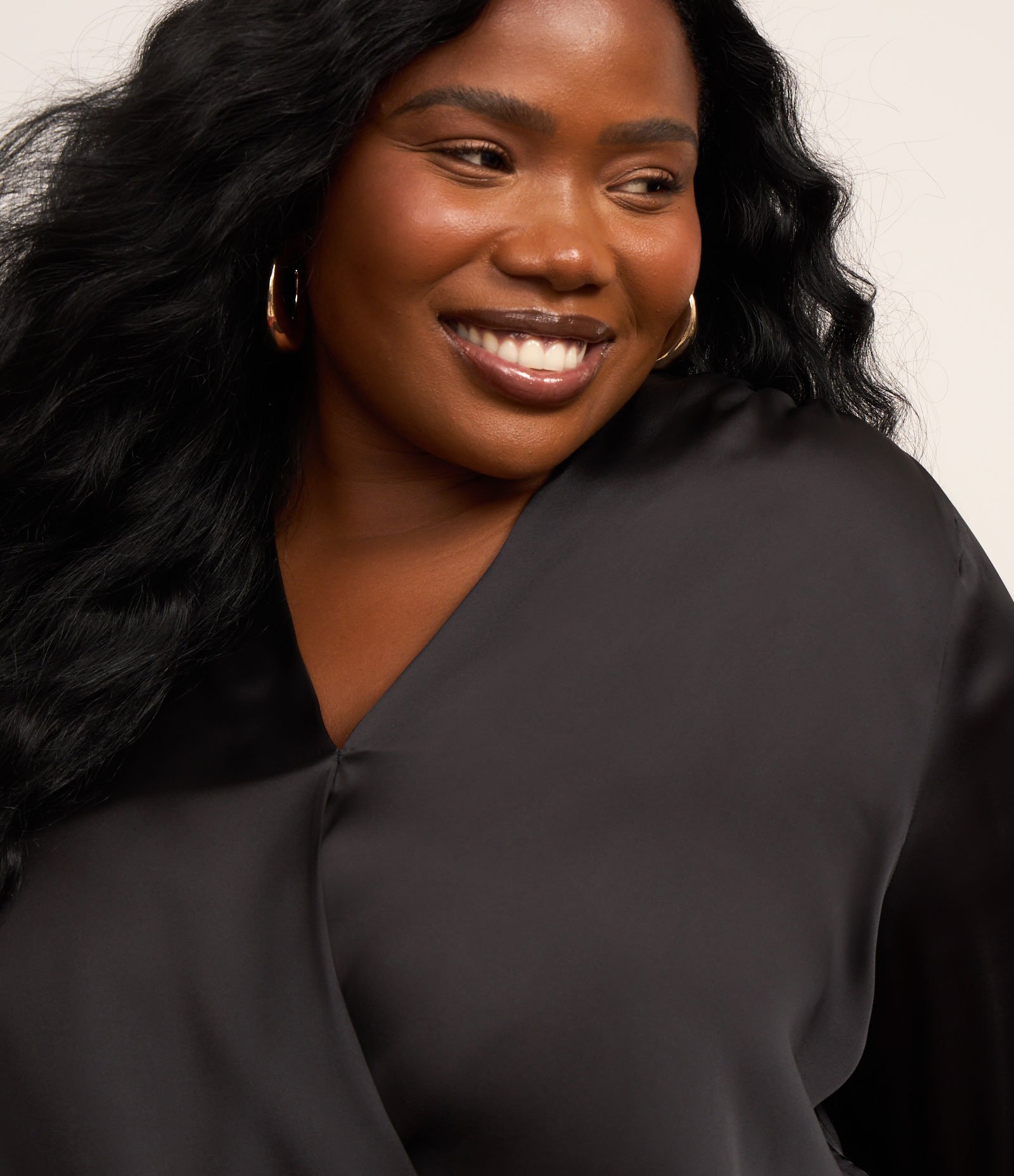 Blusa Acetinada com Transpasse Frontal Curve & Plus Size Preto 4