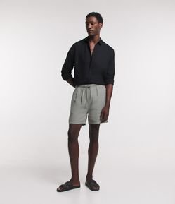 Bermuda Texturizada com Cós Elástico e Bolsos