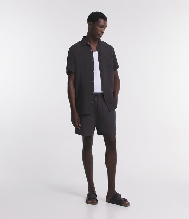 Bermuda Texturizada com Cós Elástico e Bolsos