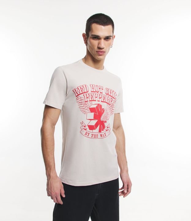 Camiseta Regular com Estampa da Banda Red Hot Chili Peppers Bege 1