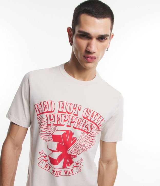 Camiseta Regular com Estampa da Banda Red Hot Chili Peppers Bege 4