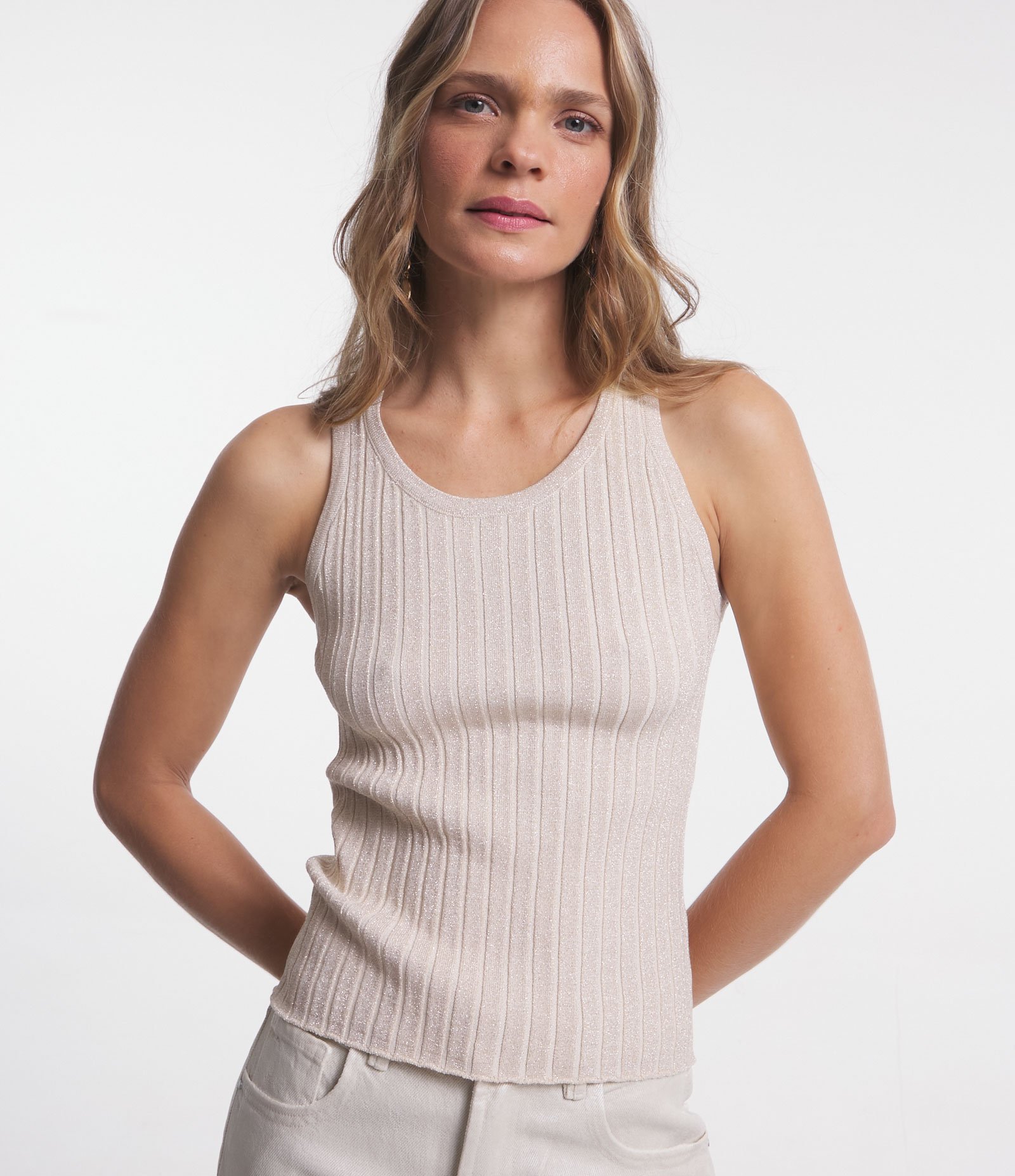 Blusa sem Manga em Viscose Canelada com Fio Metalizado Bege 4