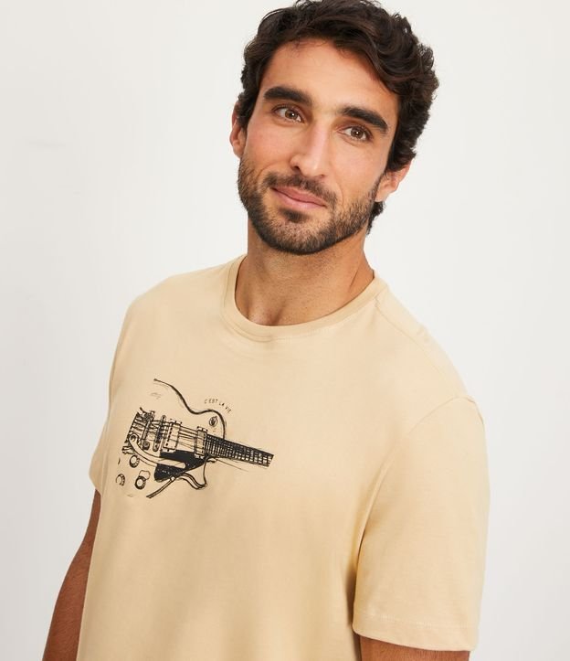 Camiseta Comfort em Meia Malha com Estampa Guitar Drawing Marrom Claro 4