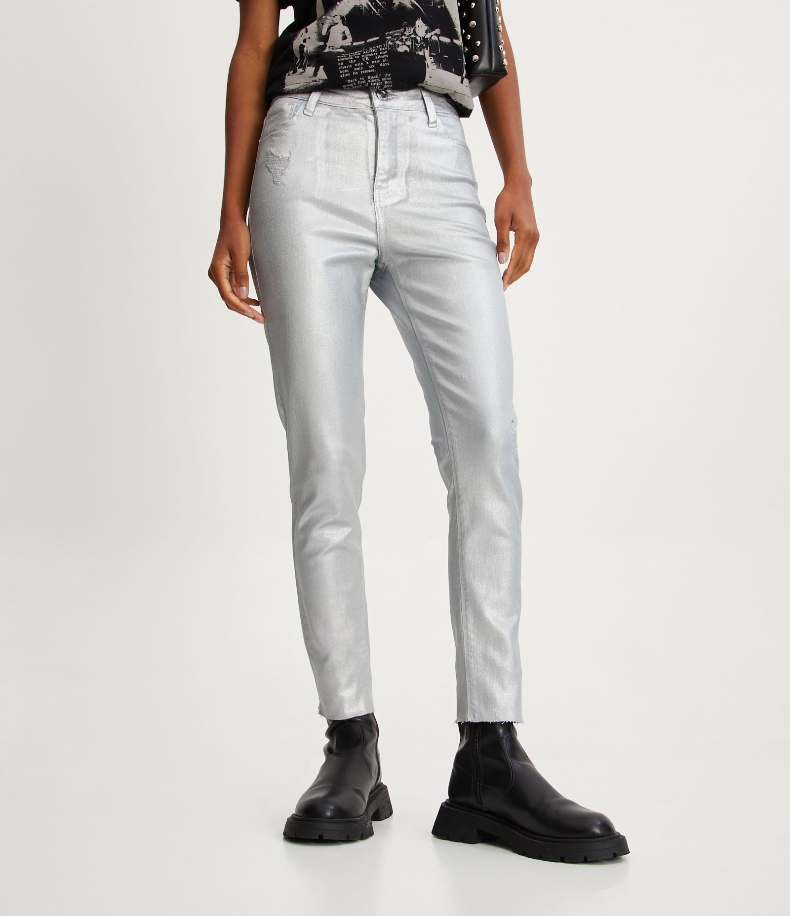 Calça Skinny Jeans com Textura Resinada e Detalhe em Foil Prata 2