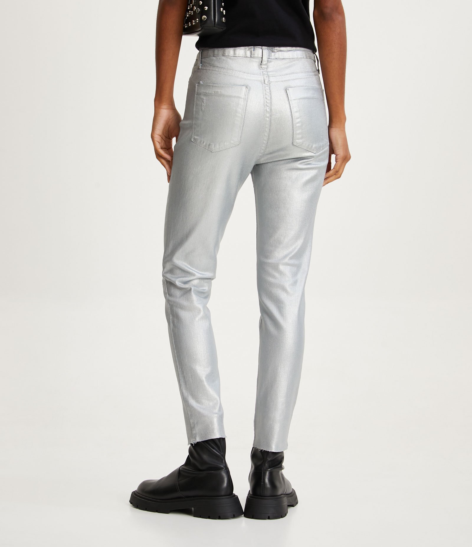Calça Skinny Jeans com Textura Resinada e Detalhe em Foil Prata 3