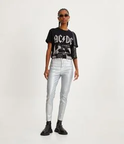 Calça Skinny Jeans com Textura Resinada e Detalhe em Foil