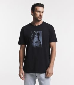 Camiseta Comfort em Meia Malha com Estampa Photoprint de Guitarra