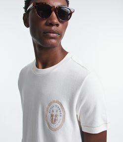 Camiseta Regular em Meia Malha com Bordado Royal Garden