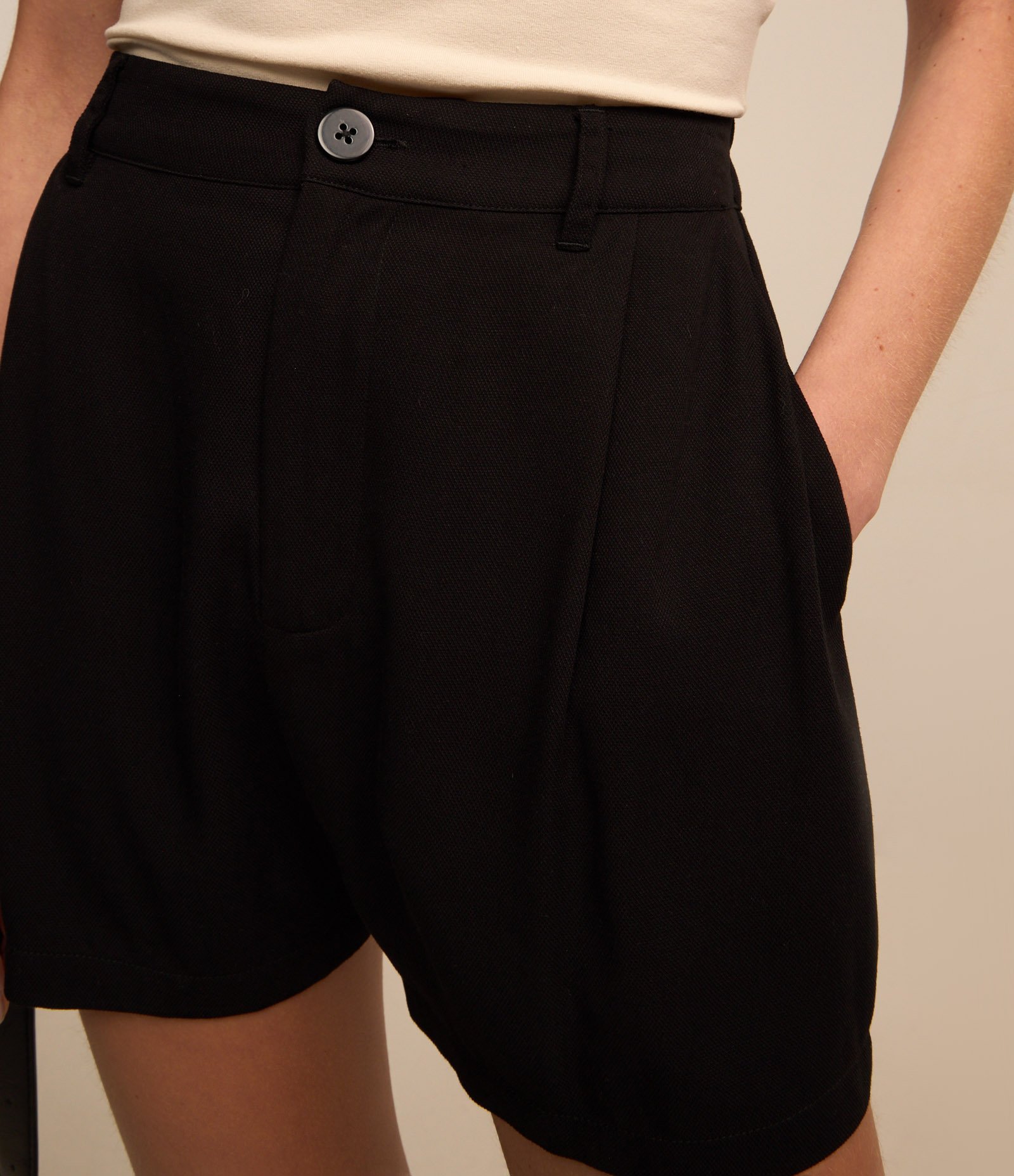 Short Soltinho em Viscose com Textura Maquinetada Preto 4