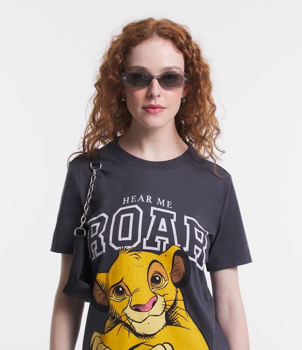 Camiseta Alongada em Meia Malha com Estampa Simba Cinza 4